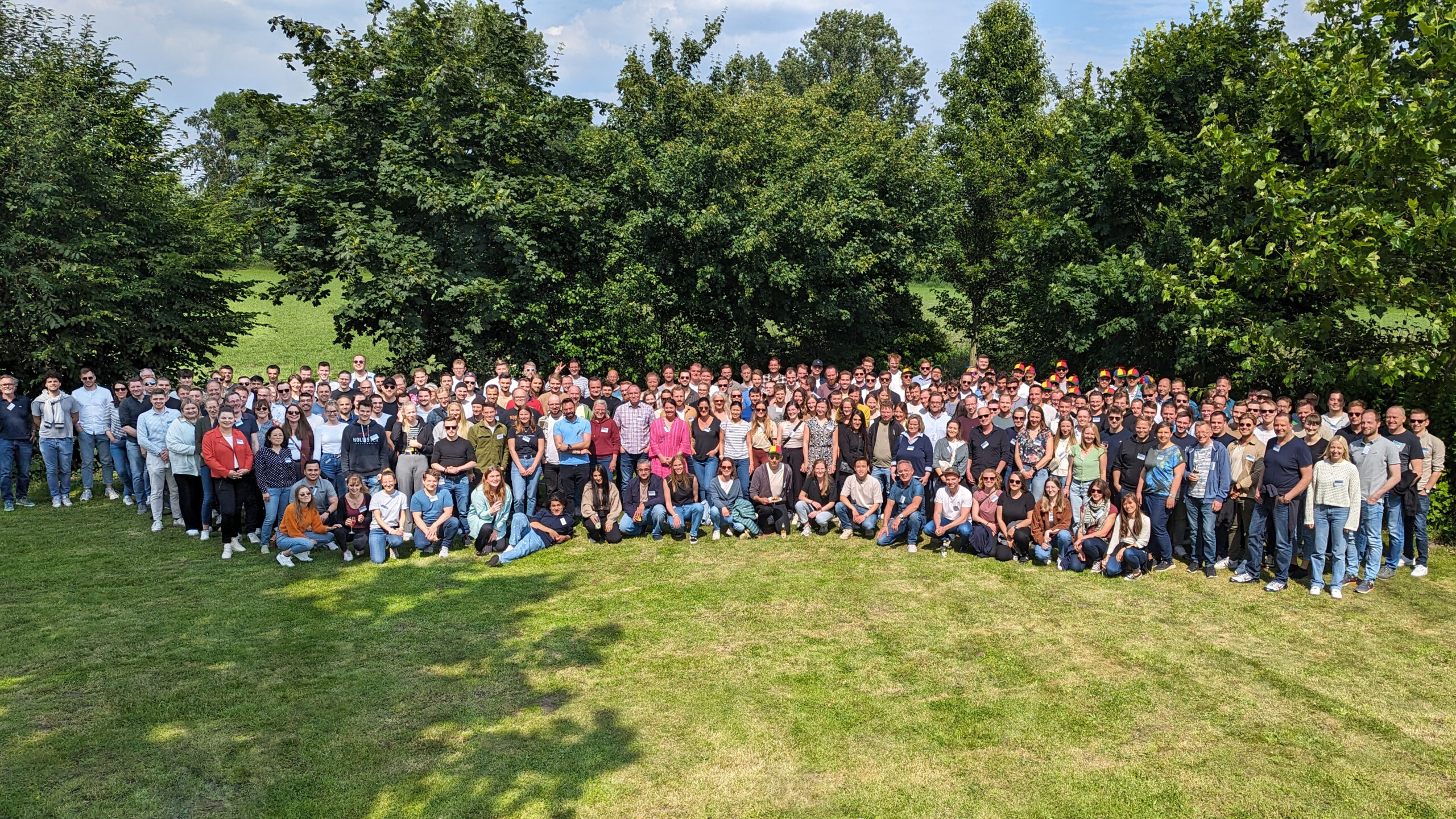 Das Team von energielenker auf einer Wiese